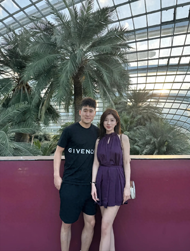 开云官方直播-姜伟泽和女友近照，小角色逆袭，年薪275万，女友是性感美女|吉林队|中国男篮|nba|吉林市|吉林省_新浪体育_新浪新闻
